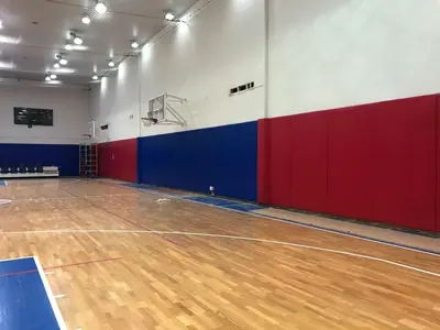 Длинная стена баскетбольного зала ЦСКА с чередующимися красными и синими протекторами