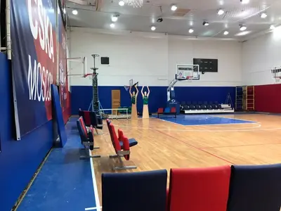Баскетбольный зал ЦСКА с баннером CSKA Moscow, протекторами и зрительскими креслами