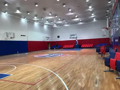 Панорама баскетбольного зала ЦСКА с красными и синими протекторами и зрительскими трибунами