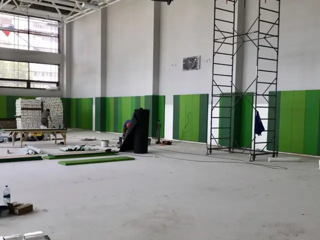 Школьный зал в Казани, часть стены обшита
