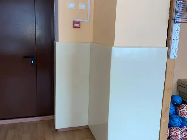 Деревянный пол у выхода из зала детского сада