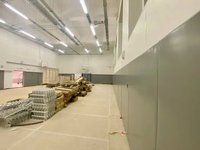 Незавершённый пол вытянутого зала петербургской новостройки