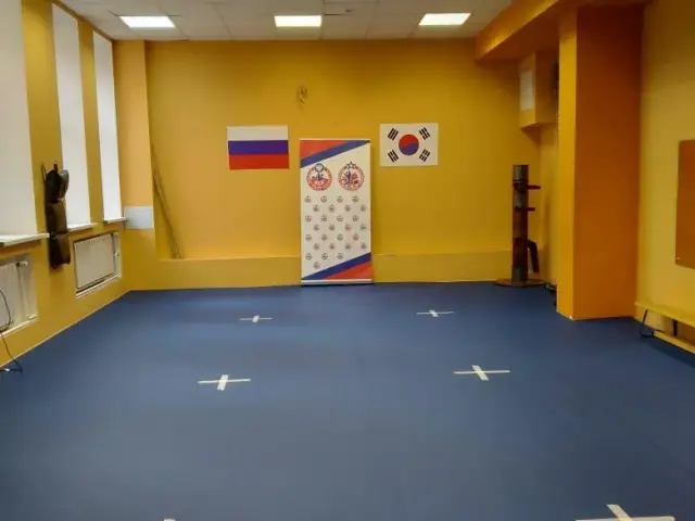 Белые кресты на синем покрытии тренировочного зала