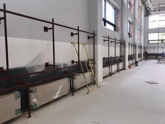 Металлический каркас на стене школьного зала, Казань