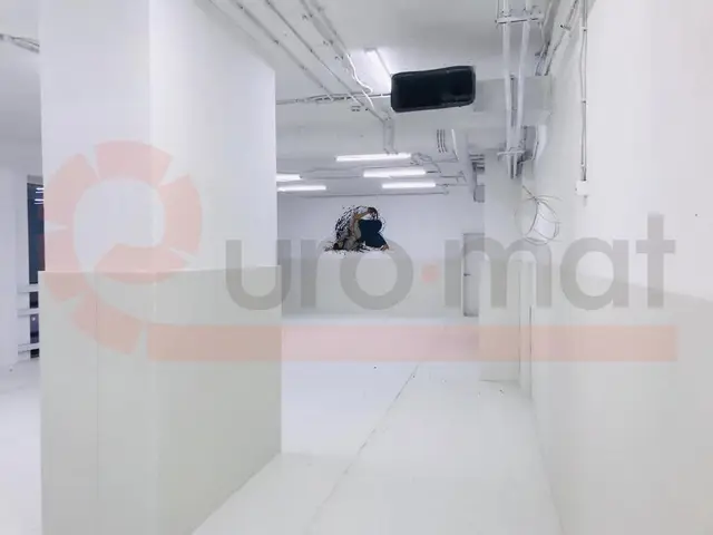Белая защита колонны в светлом тренировочном зале