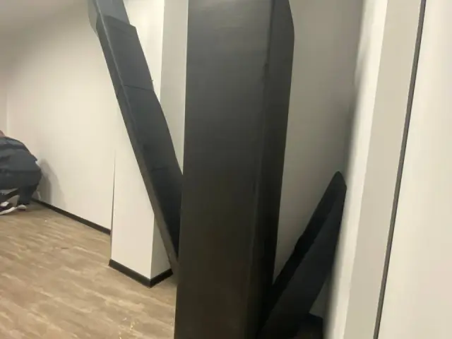 Чёрные протекторы на вертикальной и наклонной опорах