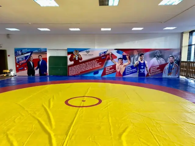 Центральная разметка жёлтого борцовского ковра