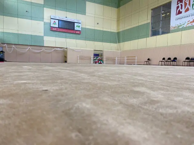 Ворсистый гимнастический ковёр с низкого ракурса