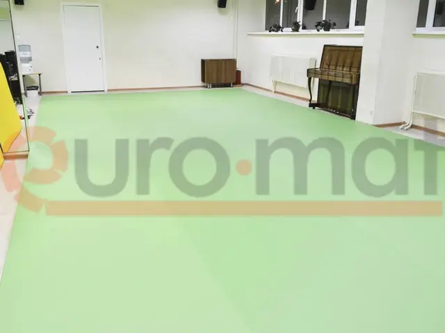 Зелёное покрытие и жёлтый складной мат у зеркала