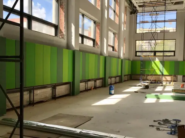 Школьный зал «Грань» в Казани, высокие окна