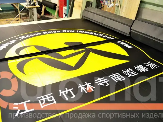 Крупный план печати логотипа школы Джук Лум