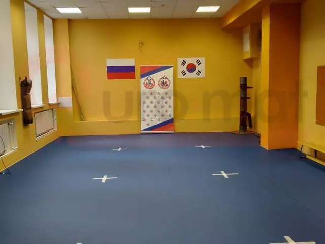 Белые позиционные кресты на синем покрытии