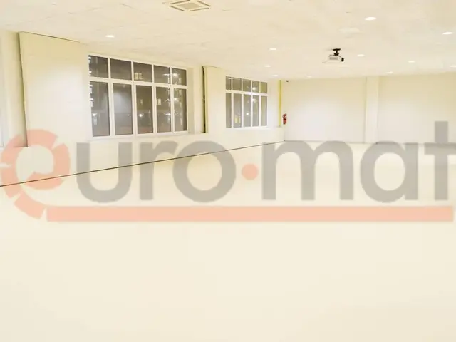 Светлое покрытие и мягкие панели в зале с проектором