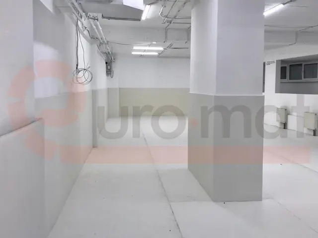 Светло-серая защита колонны и стен над белым полом