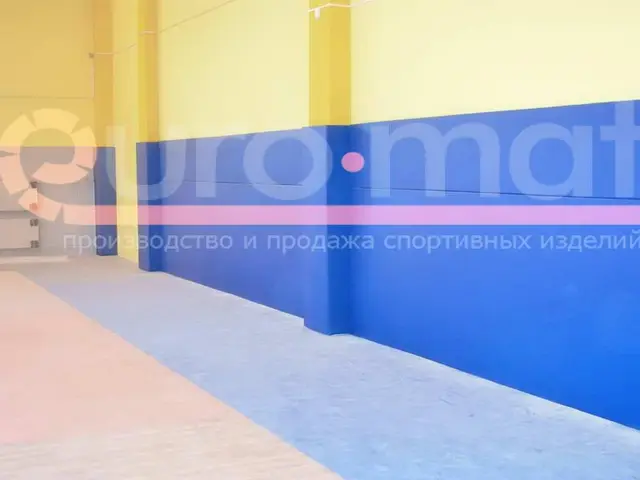 Синие стеновые панели вокруг жёлтых опор