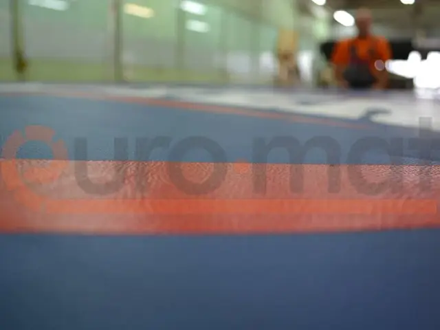 Оранжевая полоса на синей фактурной поверхности