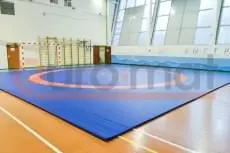 Борцовский ковёр сине-оранжевый на паркете в школьном спортзале