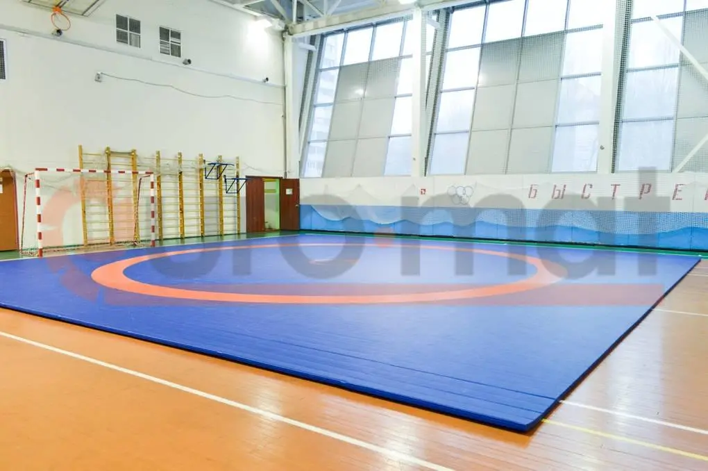 Борцовский ковёр сине-оранжевый в школьном зале со шведскими стенками