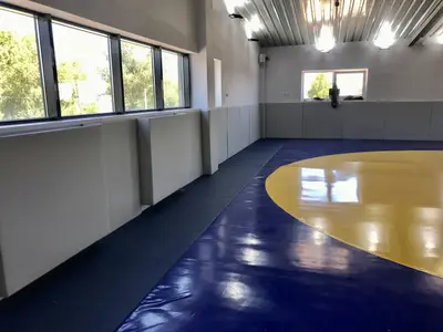 Борцовский ковер и протекторы на стенах в зале самбо г. Калининграда с высоким потолком