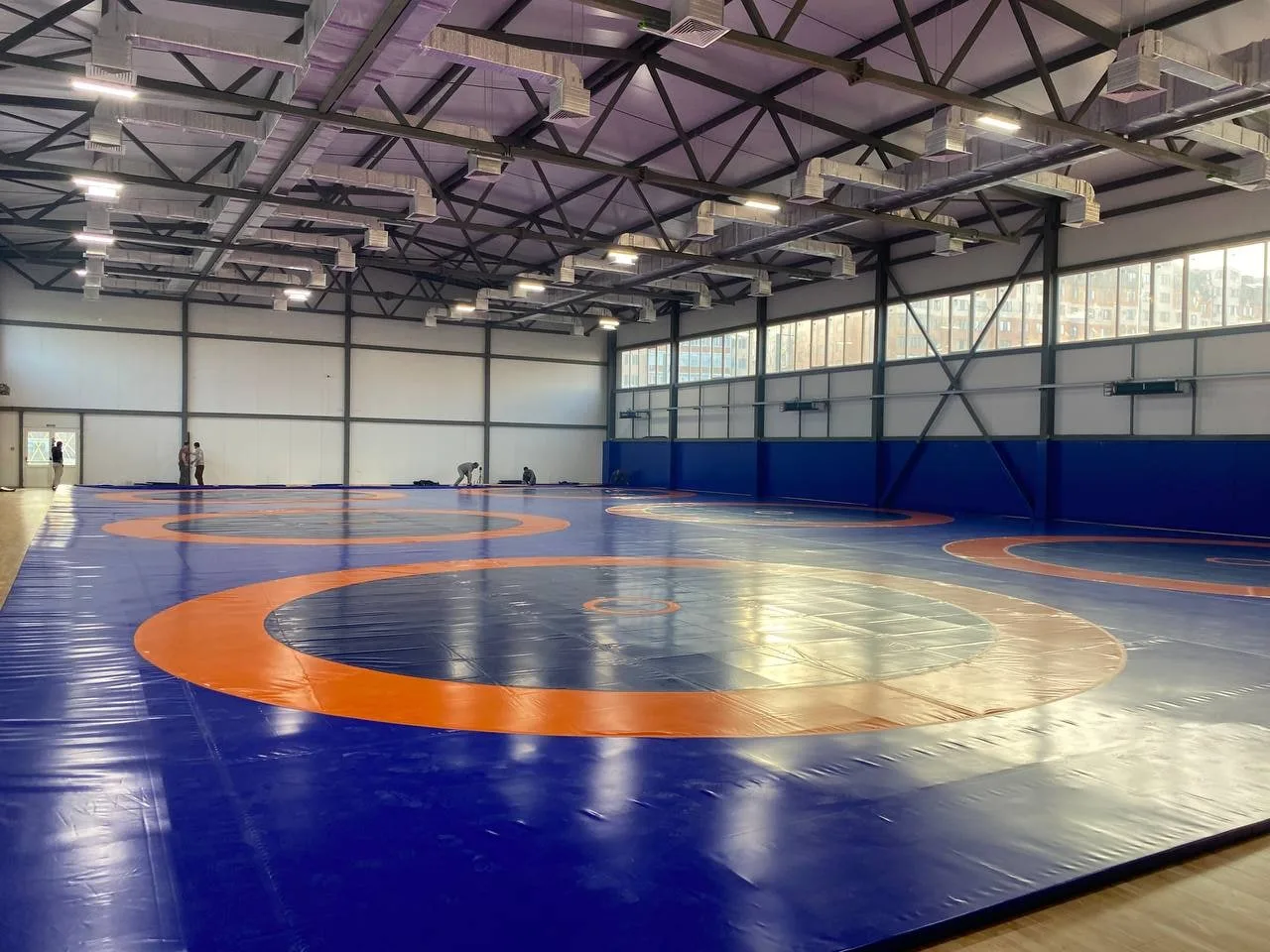 Борцовский ковер 36x22 м с шестью зонами борьбы в сине-оранжевом цвете на стадионе Анжи-Арена