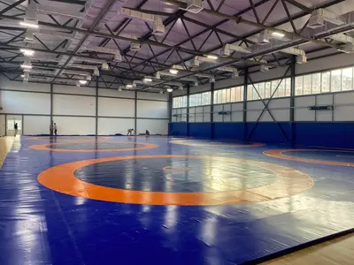 Борцовский ковер 36x22 м с шестью зонами борьбы в сине-оранжевом цвете на стадионе Анжи-Арена