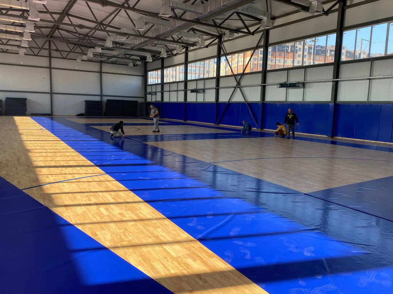 Стеновые протекторы того же цвета в унисон с борцовским ковром на стенах зала Анжи-Арена