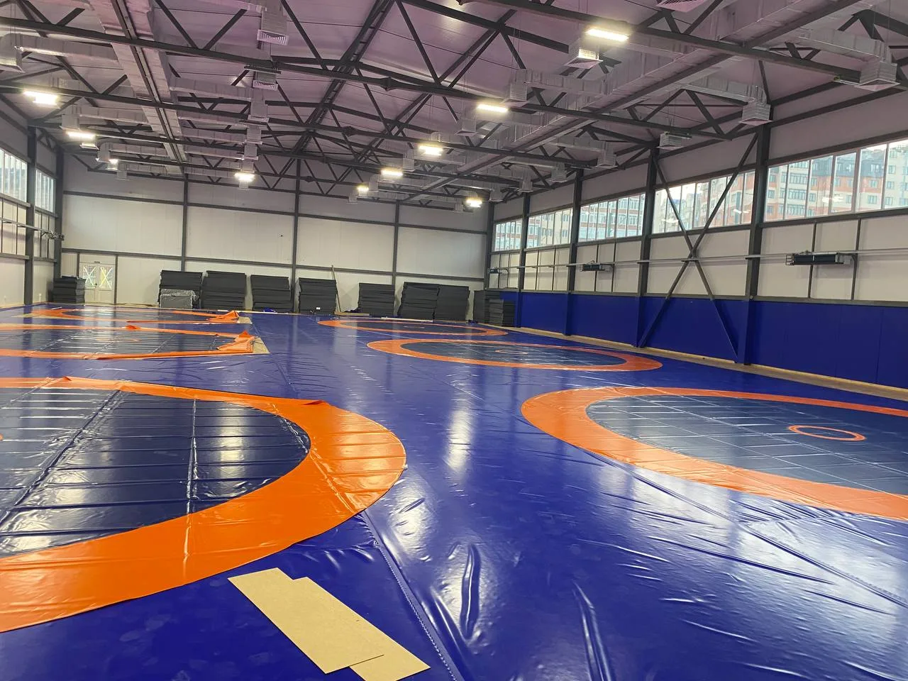 Финальный этап монтажа стеновых протекторов на несущие колонны залу борьбы Анжи-Арена