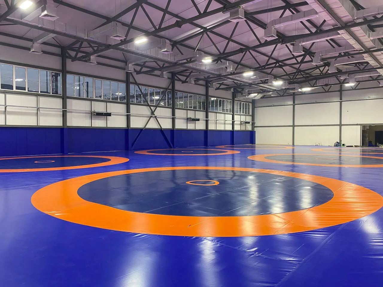 Качество поверхности борцовского ковра без вмятин и деформаций