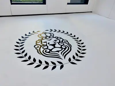 Белый борцовский ковер с логотипом и белые стеновые протекторы в зале «Седьмой император»