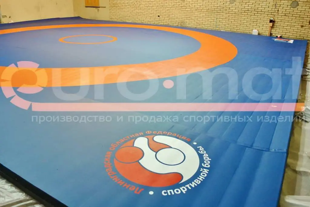 Борцовский ковёр с логотипом Ленинградской федерации борьбы в зале