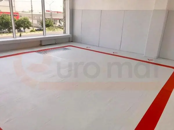 Белый борцовский ковёр с красной разметкой и белые стеновые протекторы в зале единоборств в Анапе