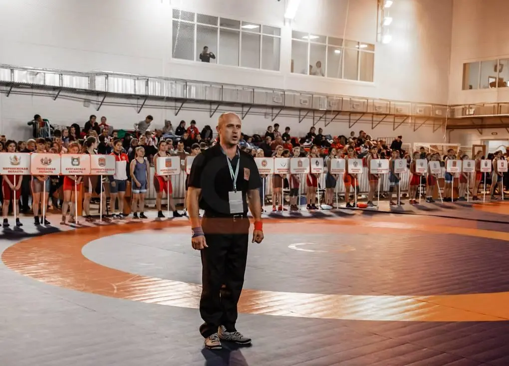 Борцовский ковёр на всероссийских соревнованиях по борьбе в Санкт-Петербурге