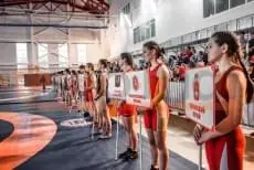 Церемония открытия борцовского турнира, спортсменки у синего ковра