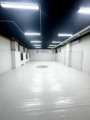 Зал единоборств с белым борцовским ковром, логотипом Император и белыми протекторами