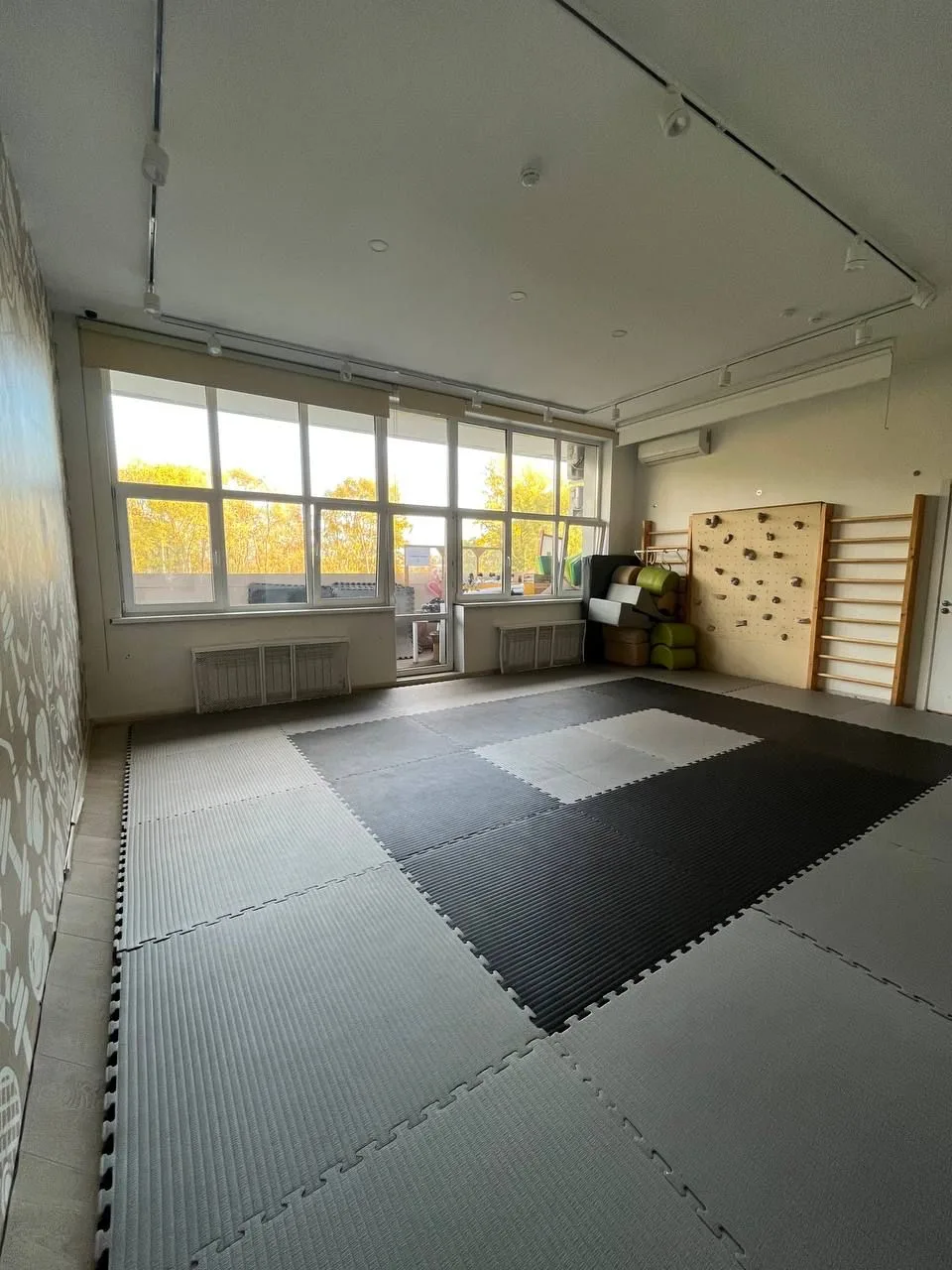 Серо-чёрные будо-маты в детском центре Сабыйлар с скалодромом в Казани