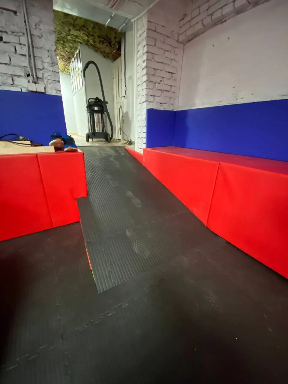 Установка стенового протектора на алюминиевый профиль с использованием специального крепежа для надёжной фиксации