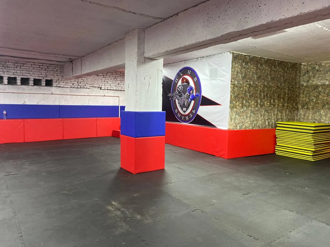 Герметичное угловое соединение двух стеновых протекторов в углу тренировочного зала