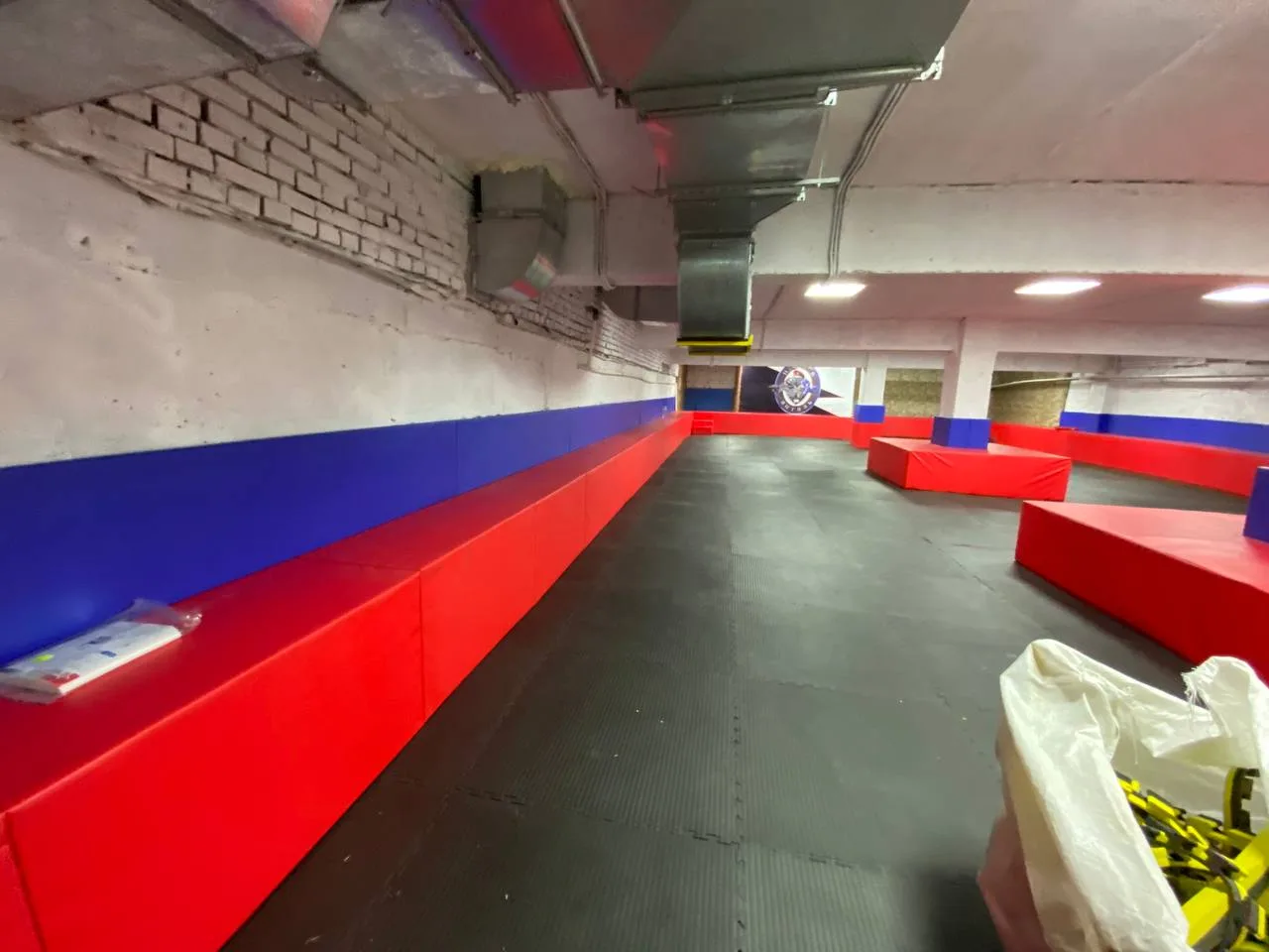 Готовый тренировочный центр ЦСПВ «Витязь» со всеми установленными защитными покрытиями: чёрные будо-маты и стеновые протекторы