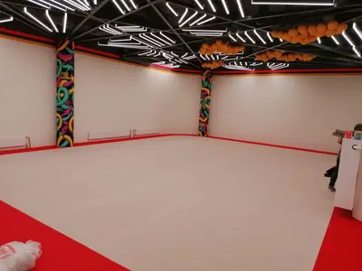 Бежевый ролл-гимнаст с красной каймой в зале Gym Family — вид с другого ракурса