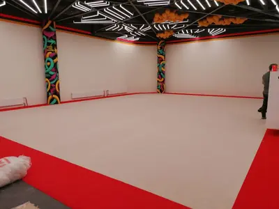 Бежевый гимнастический ковёр в зале Gym Family — общий вид с колоннами и оранжевыми шарами