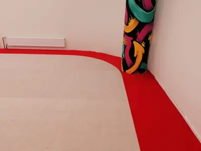 Бежевый гимнастический ковер с красной окантовкой и колонной в ярком чехле в центре Gym Family