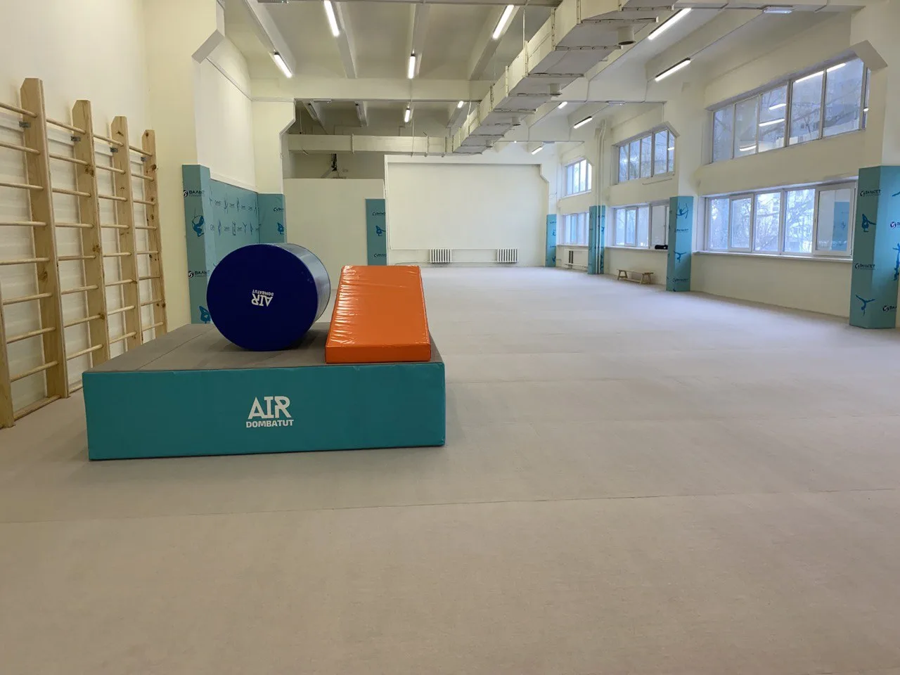 Бежевый ролл-гимнаст на полу школы акробатики «Вальсет» в Москве