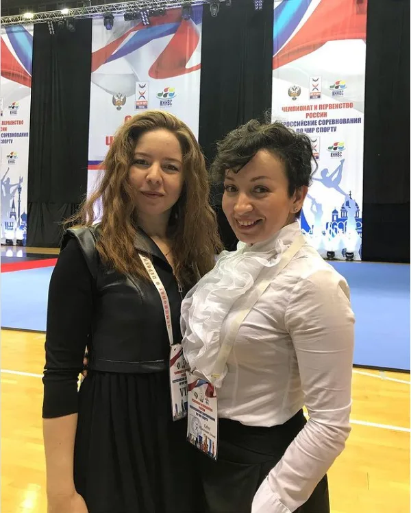 Две девушки позируют на Чемпионате Европы по чирлидингу ECU 2019, Сибур Арена