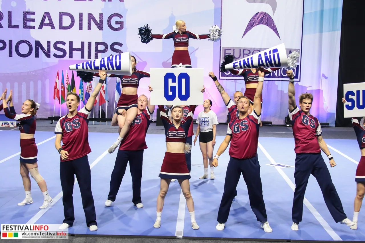 Финская команда GS Finland выступает на ковре для чирлидинга Чемпионата Европы