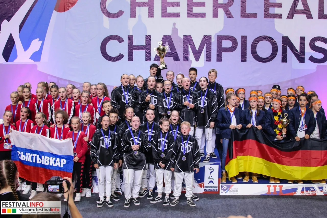 Команды с медалями на подиуме в галерее чемпионата