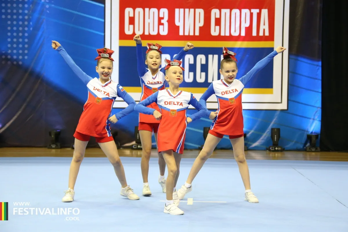 Команда Delta выступает в галерее детских команд