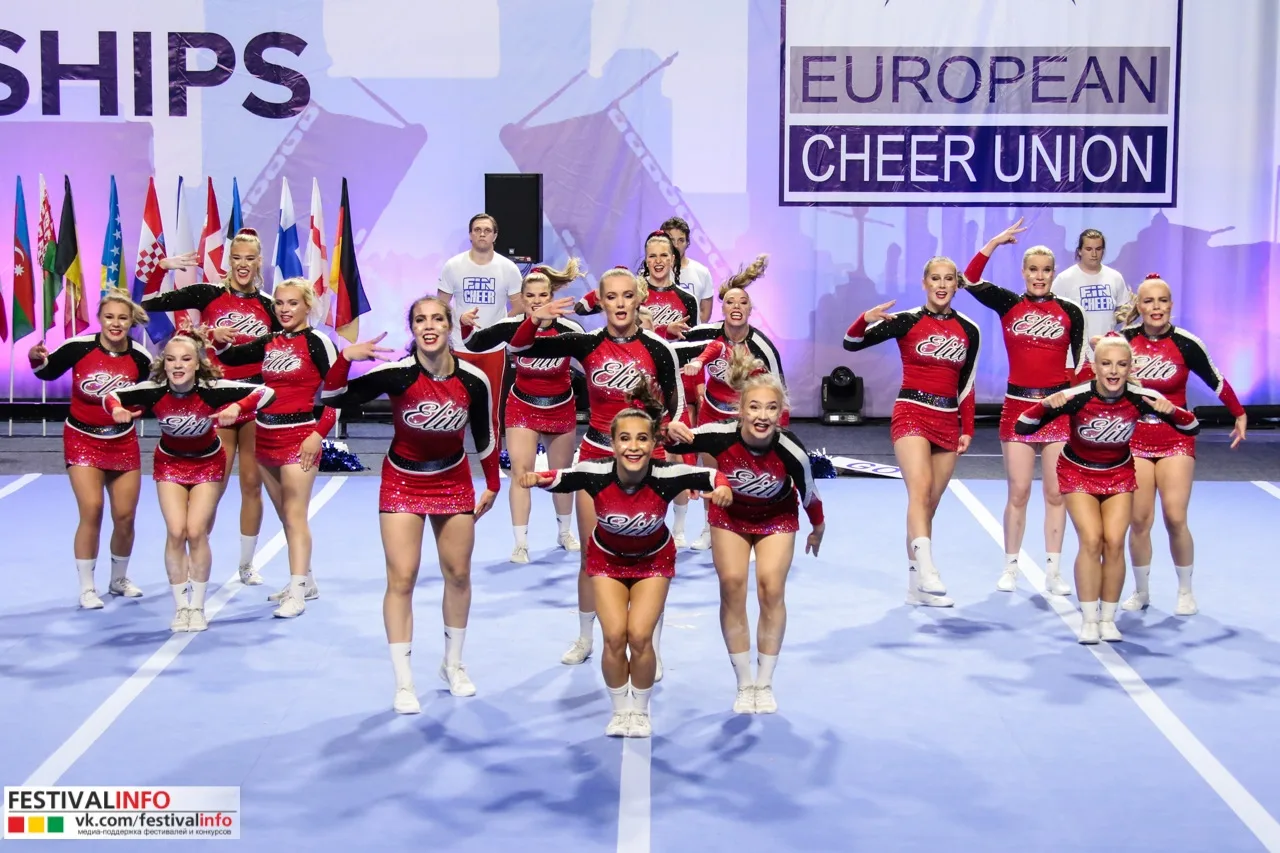 Танцевальное выступление красной команды в галерее программ