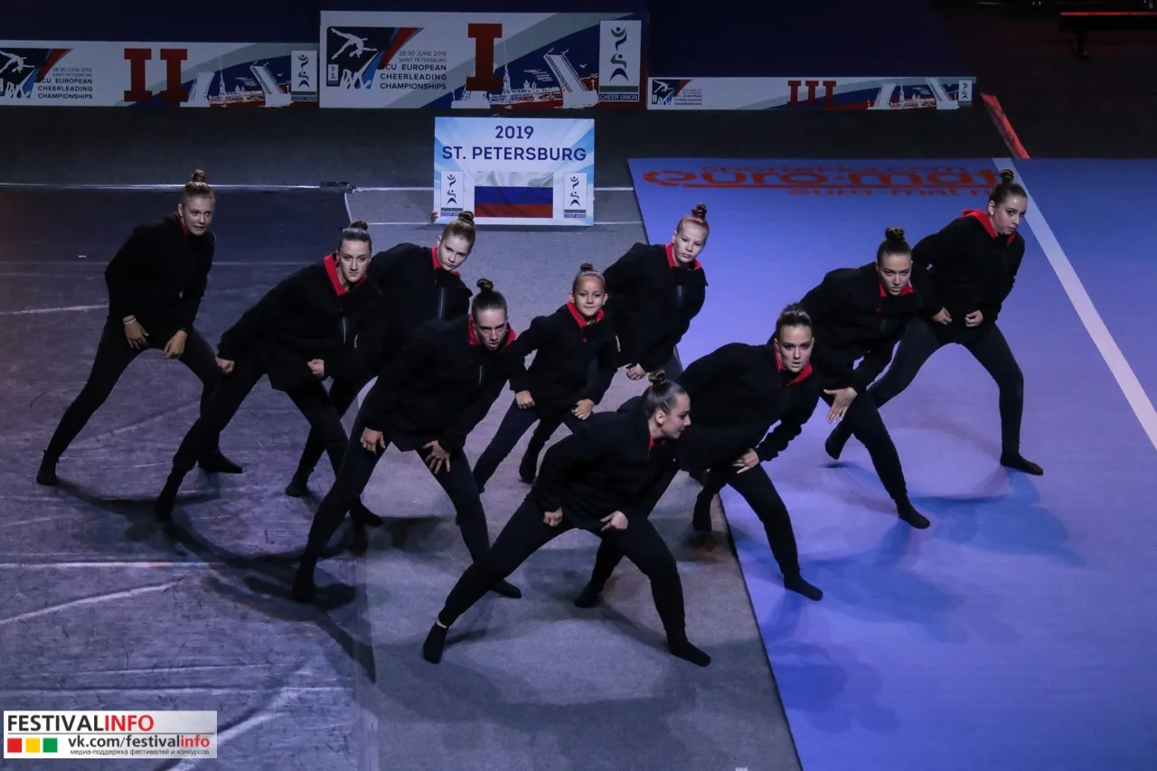 Выступление на ковре с логотипом в галерее боевых моментов