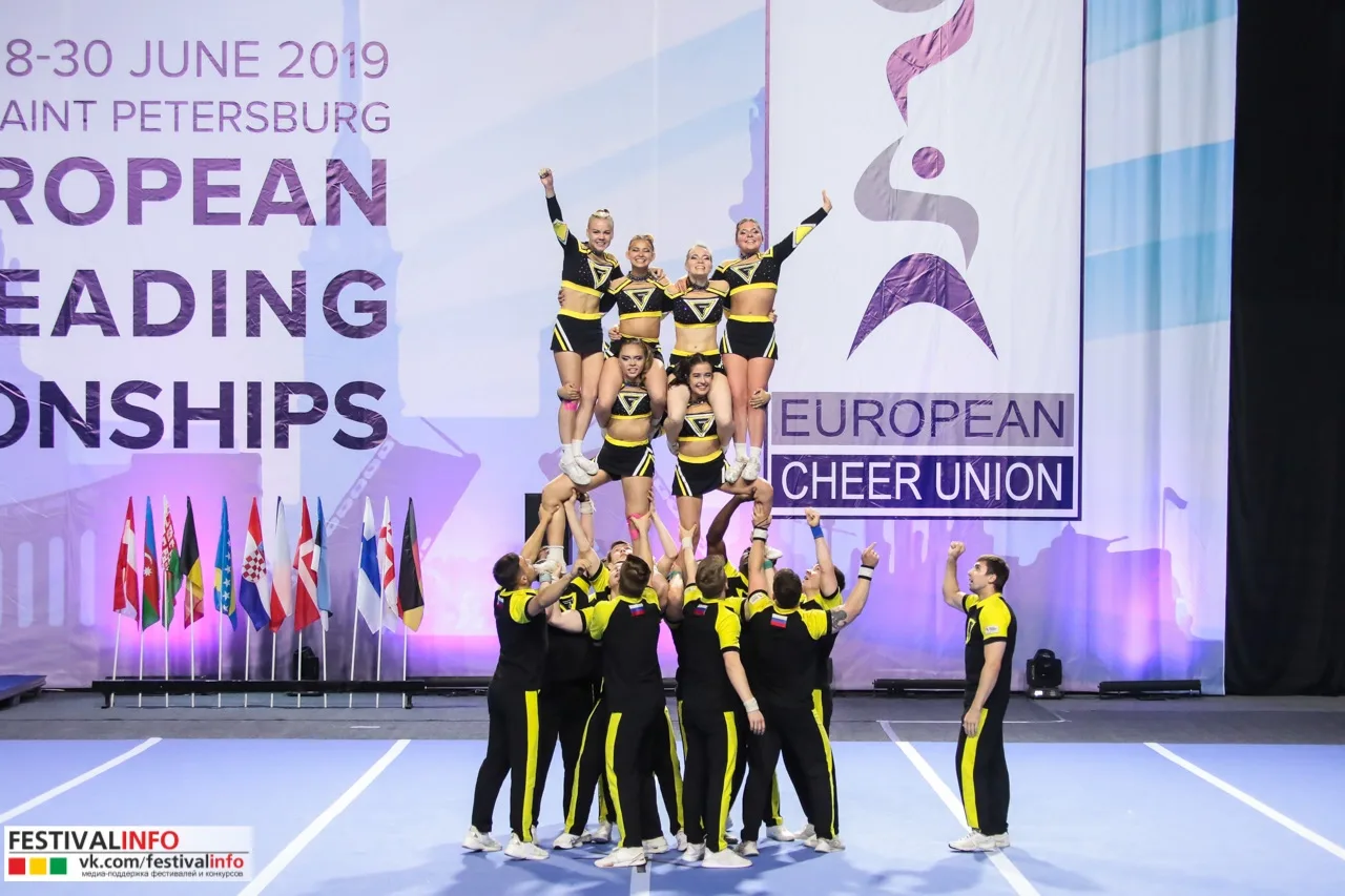 Пирамида второй команды в синем покрытии в галерее акро-моментов