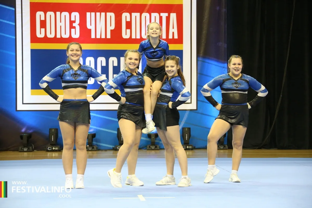 Синяя команда выступает в галерее цветных программ